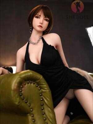 [SHEDOLL] 冷月 158cm｜Cカップ｜ブラックベルベット ディープV ママドレス｜背徳級ボディ｜植毛+発熱マンコ｜高級写真用ドール